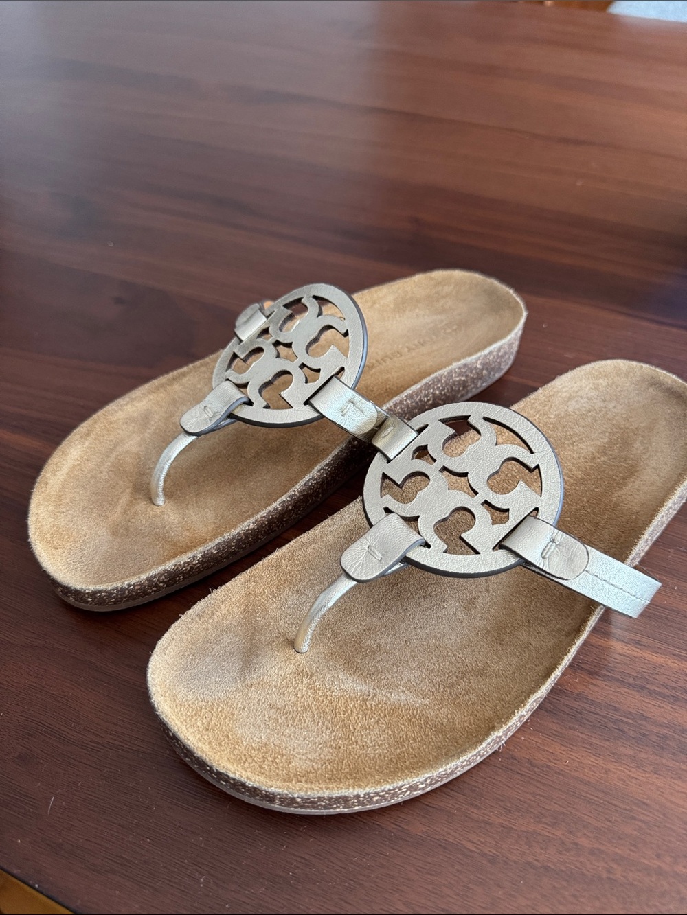 Tory Burch Miller Cloud Metallic Medallion Thong Sandals Sz 10 In Spark Gold - Picture 2 of 8